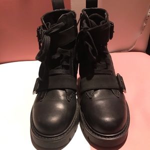 Like NEW UGG NOE COMBAT BOOTS